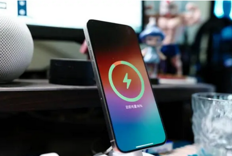 六盘水苹果15换屏服务分享用什么充电器给iPhone15充电更好 